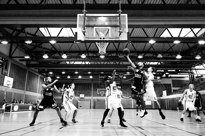 NBA总决赛抢七大战经典瞬间，球员在计时器归零前绝杀出手，比分牌显示关键数字