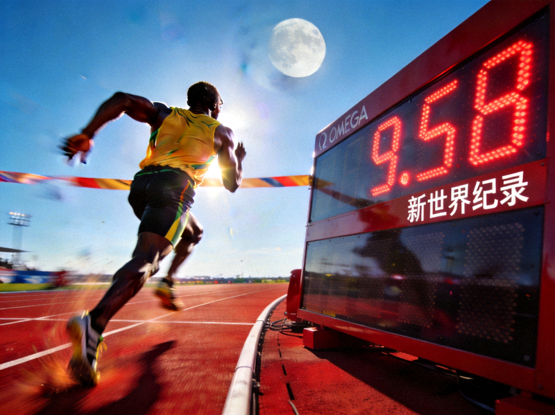 田径男子百米飞人大战冲刺瞬间，博尔特回头望月率先冲线，计时器显示新世界纪录